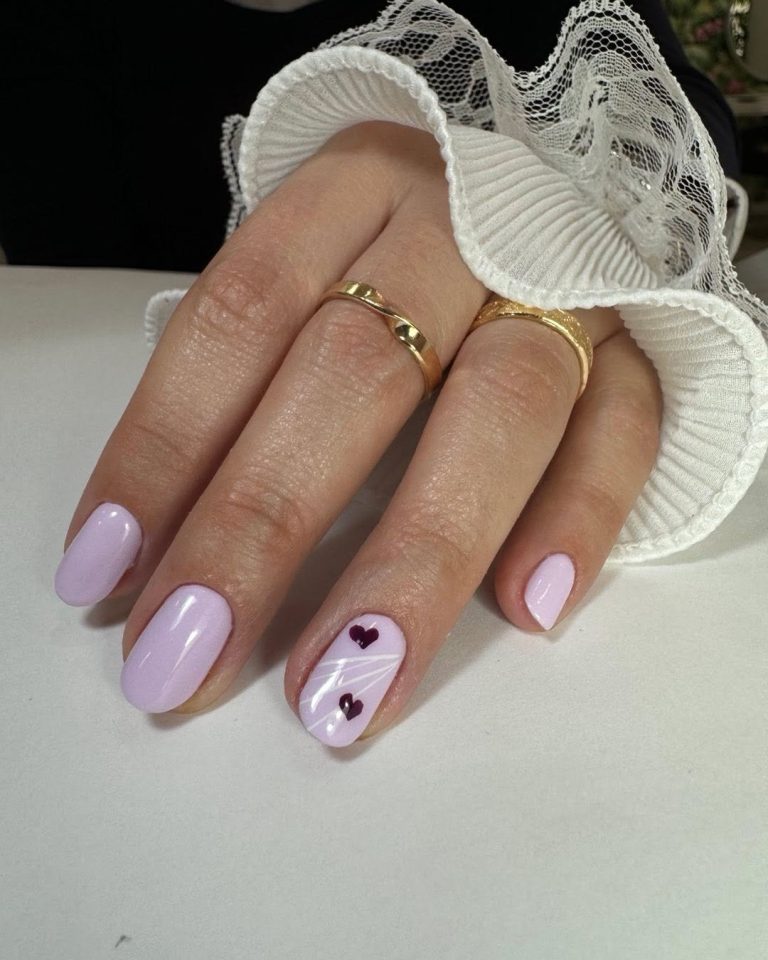Manicura rosa con detalle en negro