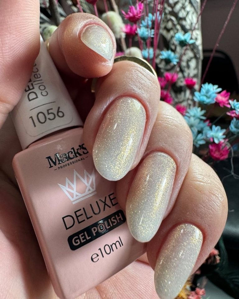 Manicura blanca con purpurina