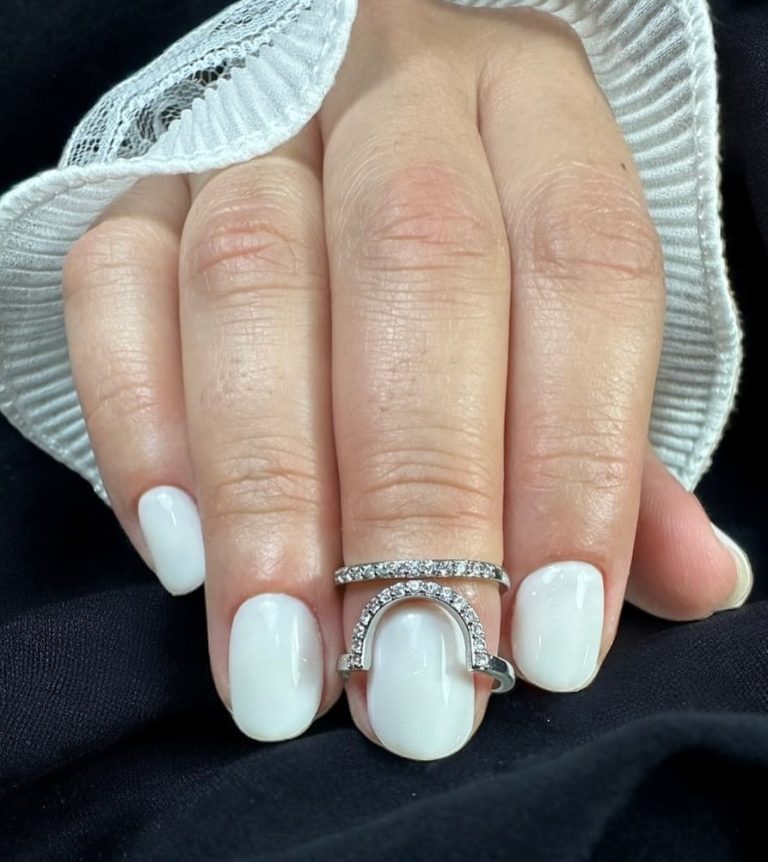 Manicura blanca brillante