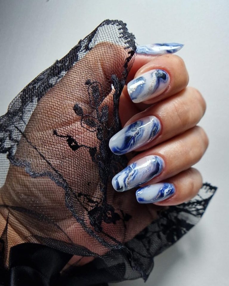 Manicura azul con nail art floral