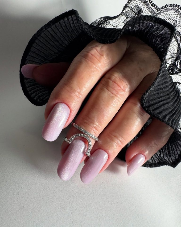 Manicura nude sobre encaje negro