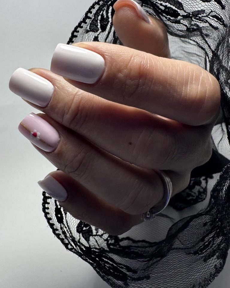 Manicura lila con brillos