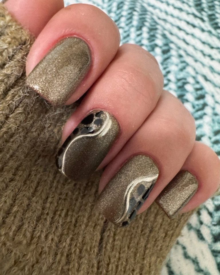 Manicura dorada con nail art