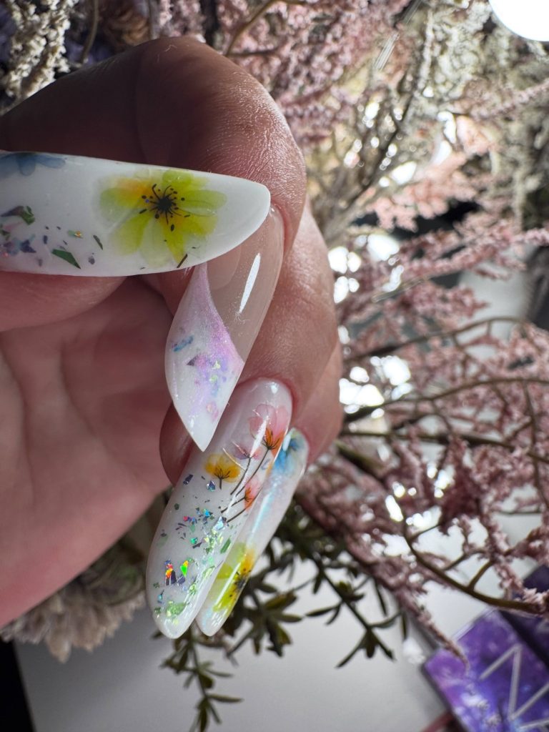 Nail art con flores secas