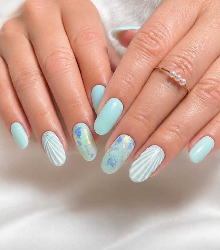 Uñas en azul cielo con diseño de líneas