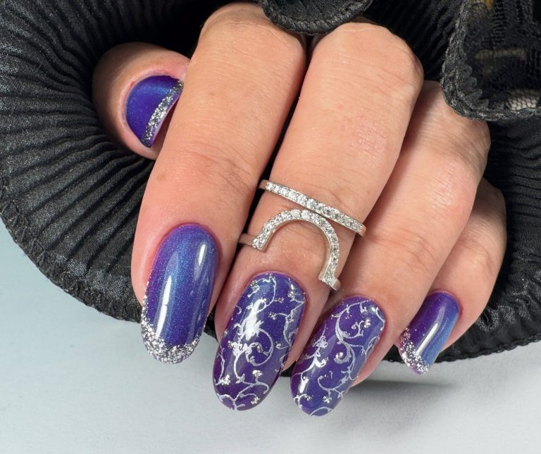 Uñas lilas con efecto cromado y decoración plateada