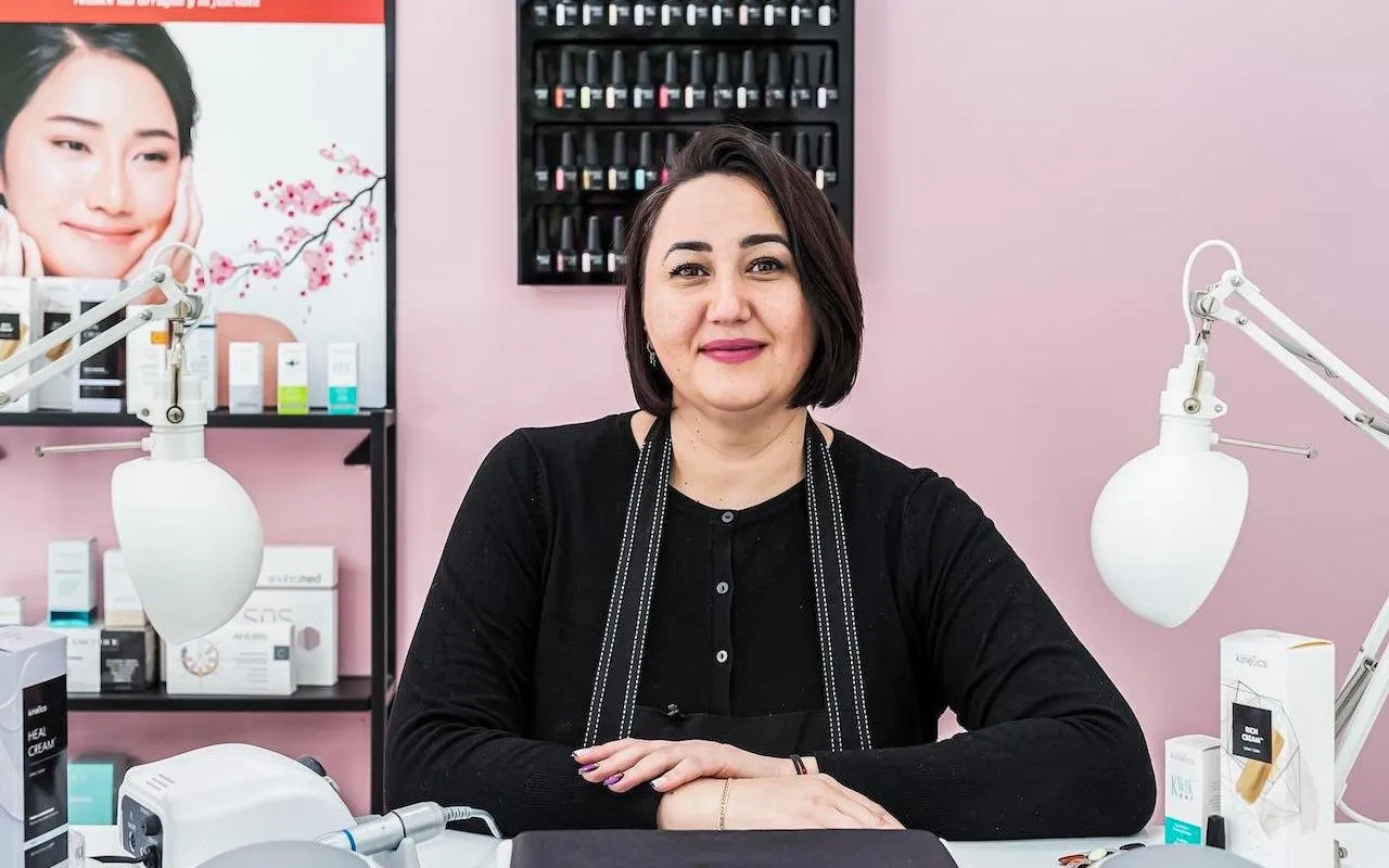 Manicurista de Dual Look en su puesto de manicura del salón