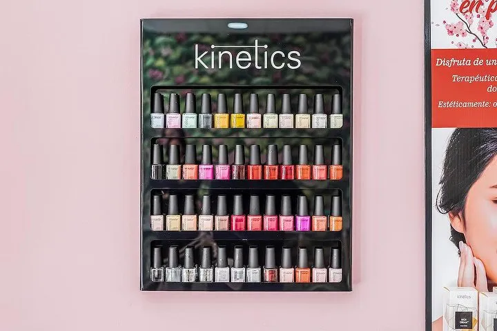 Expositor de esmaltes Kinetics en el salón
