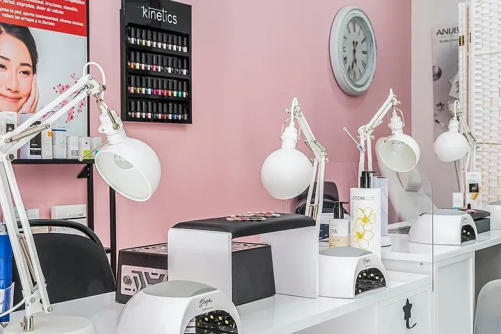 Puestos de manicura con lámparas y esmaltes en el salón Dual Look