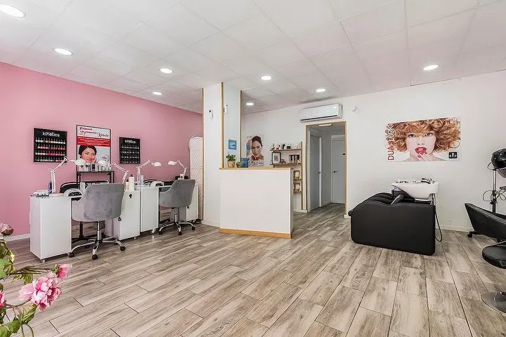 Interior del salón Dual Look, con sus puestos de manicura y la recepción