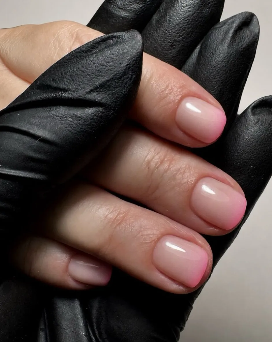 Manicura nude con acabado perfecto sobre guantes negros